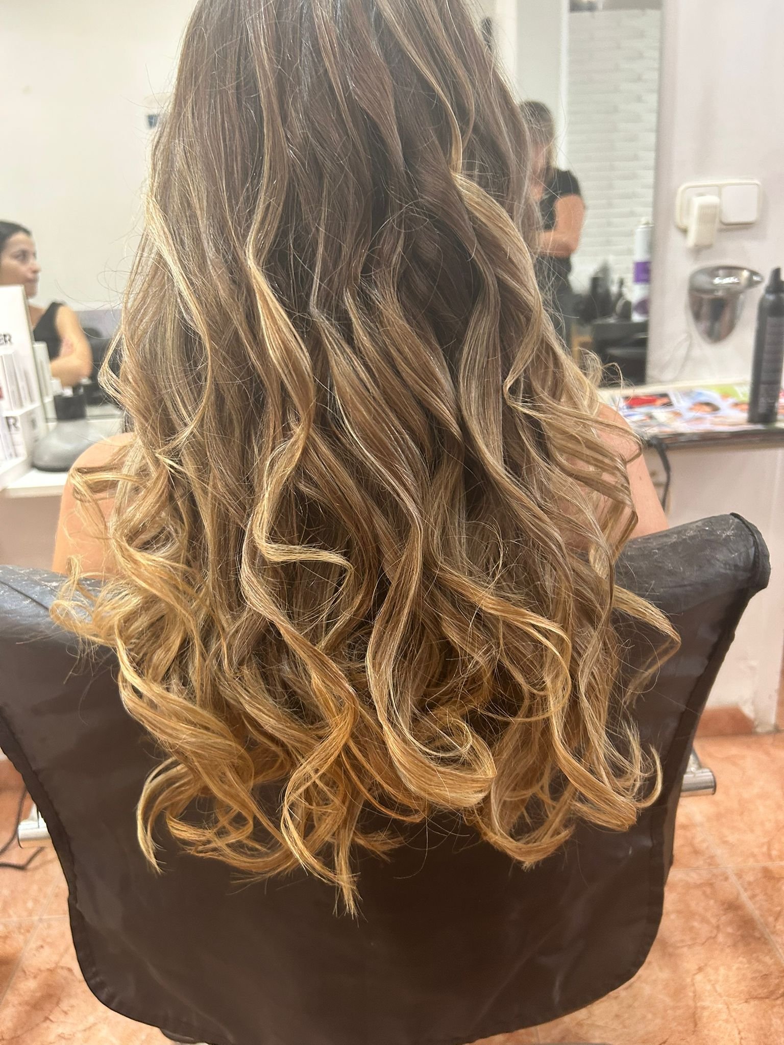 Trabajo de color y ondas realizado en Cristina Peluquería Gandia